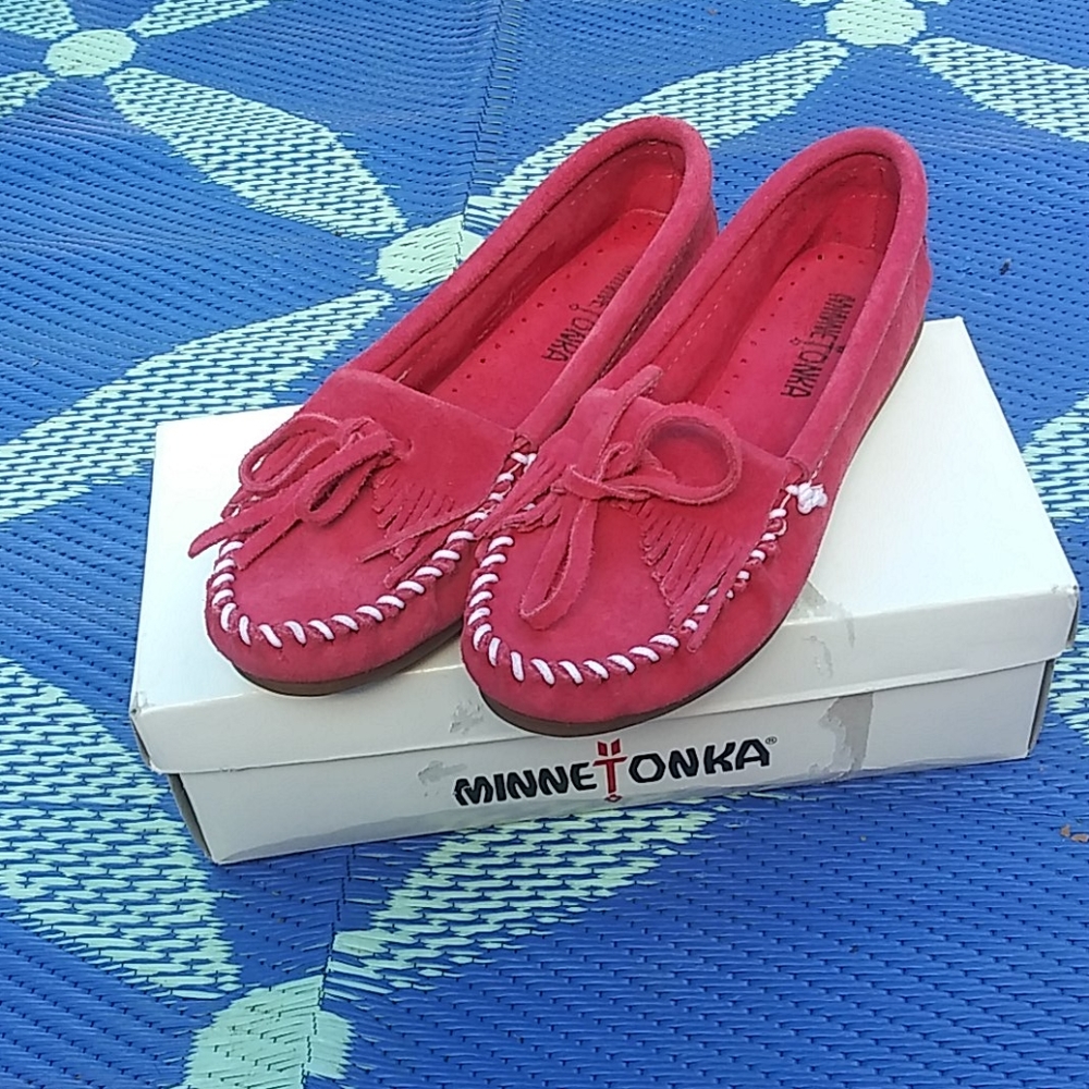 NWT minnetonka pink fringe moccasins ~ brand new